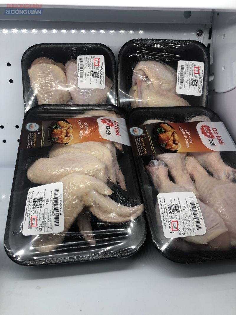 Trên một số sản phẩm như: Cánh gà, đùi tỏi gà, phi lê ức gà… đã hết hạn sử dụng nhưng vẫn được siêu thị UBG Mart 4.0 bày bán trên kệ cho người tiêu dùng.