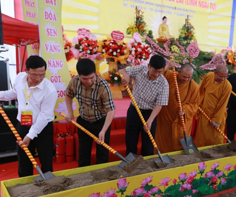 Các đại biểu và các chư tăng thực hiện nghi thức động thổ xây dựng Khu Nội tự chùa Lái.