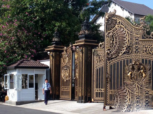 Bất động sản - Dát vàng từ cánh cổng cho đến quân cờ, biệt thự nhà chồng Hà Tăng hoành tráng như thế nào? (Hình 2).
