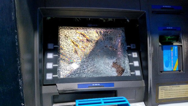 Bực tức vì bị máy ATM ở Sài Gòn nuốt thẻ, thanh niên dùng búa đập phá trụ - Ảnh 1.