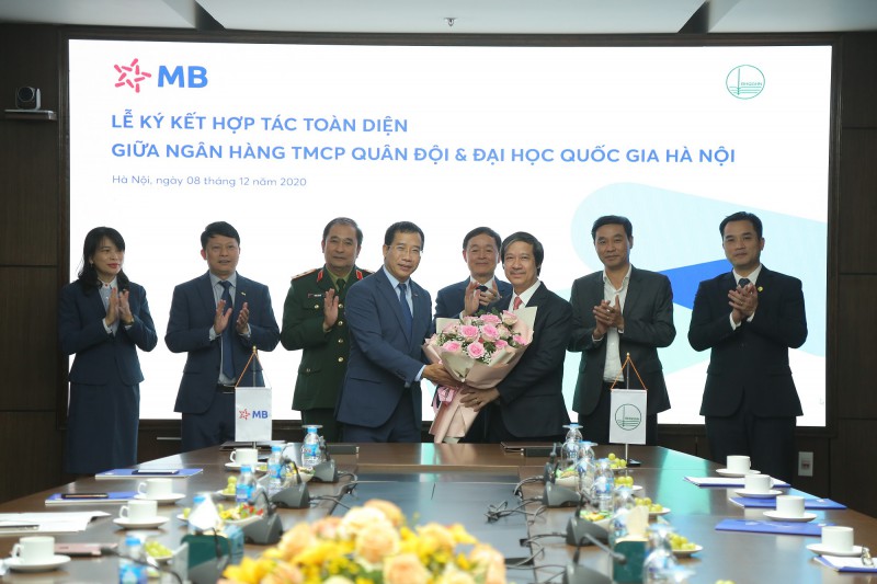 MB ký kết hợp tác toàn diện với Đại học Quốc gia Hà Nội - Ảnh 3.