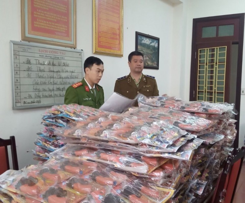 Gần 2.000 khẩu súng đồ chơi và thực phẩm không rõ nguồn gốc bị bắt giữ