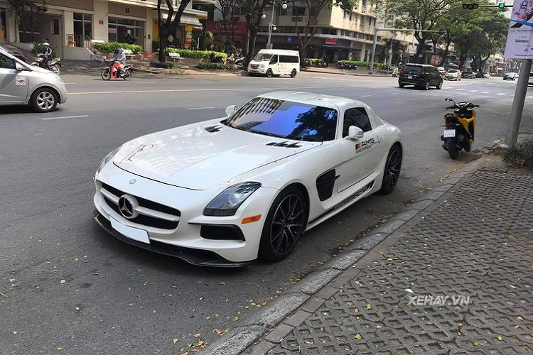 Ngam sieu pham Mercedes-AMG SLS hang hiem lan banh o Sai Gon