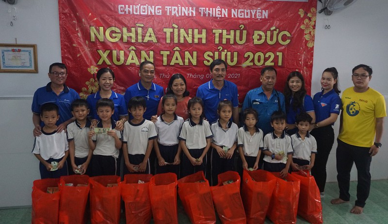 Lớp học cho trẻ nghèo của cô Hoa : 'Tui mừng cho tụi nhỏ!' - ảnh 3