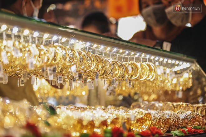 Người Sài Gòn ùn ùn đi mua vàng ngày vía Thần tài, có người mua cả 2 cây vàng lấy may mắn - Ảnh 16.