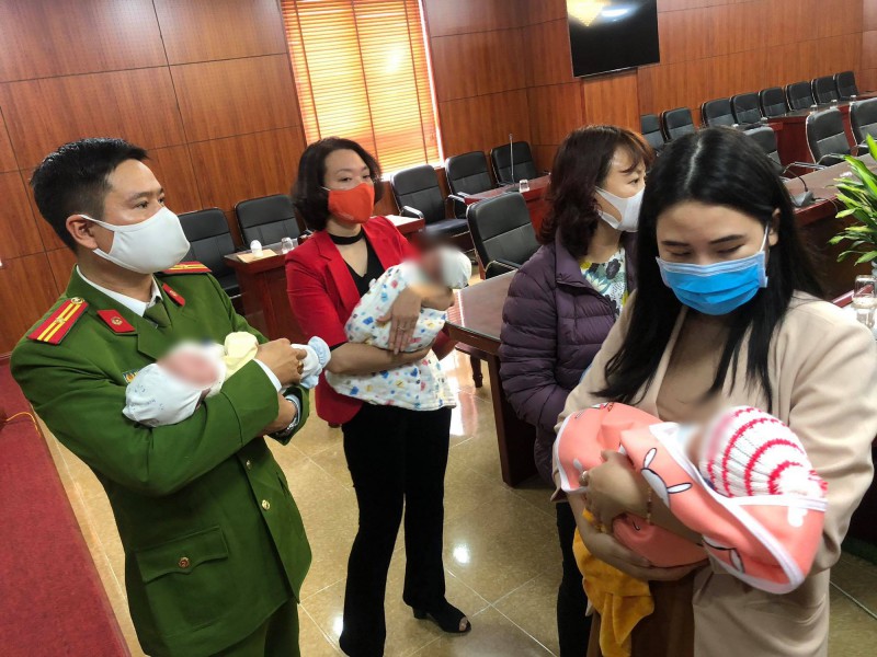 Giải cứu 3 trẻ sơ sinh trên đường bán sang Trung Quốc - Ảnh 1.