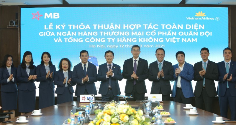 Vietnam Airlines và Ngân hàng Quân đội ký kết thỏa thuận hợp tác toàn diện - Ảnh 3.