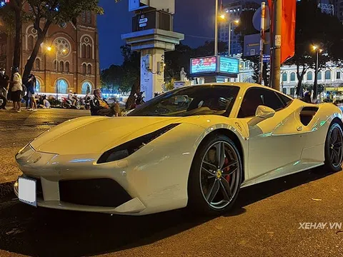 Ngắm "bạch mã" Ferrari 488 GTB hơn 16 tỷ trên phố đêm Sài Gòn