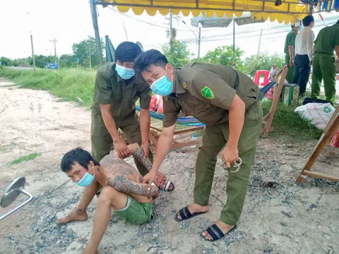 Vừa ra tù, kẻ nghi "ngáo đá" cầm dao làm loạn tại chốt kiểm dịch