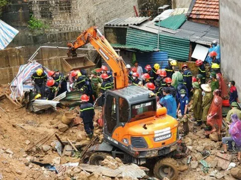 Quảng Ninh: Sạt lở đất kinh hoàng lúc rạng sáng, 4 công nhân bị vùi lấp khi đang ngủ trong lán trại