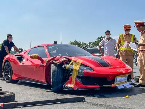 Lấy mẫu vân tay trên vô lăng siêu xe Ferrari 488 để xác định tài xế