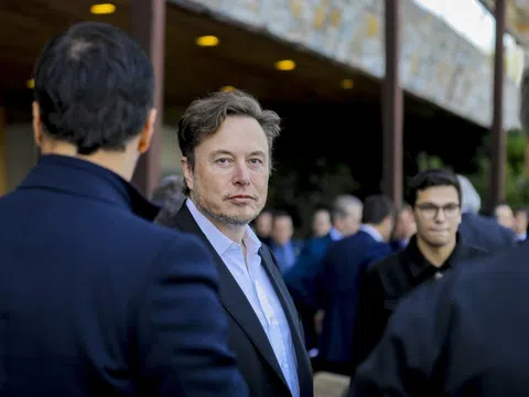 Elon Musk bị đám đông la ó