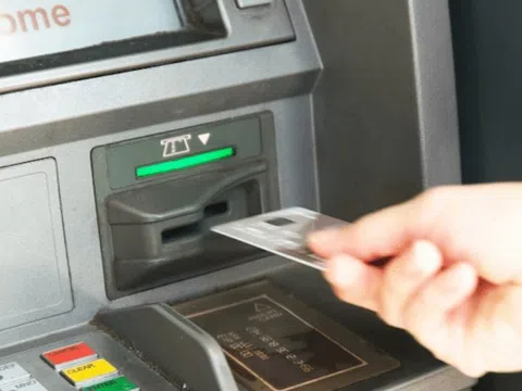 Làm gì khi bị nuốt thẻ tại cây ATM khác ngân hàng?