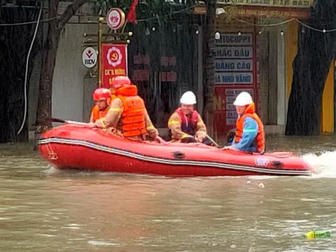 Đường phố ngập sâu, dân Hà Tĩnh chèo thuyền đi lại