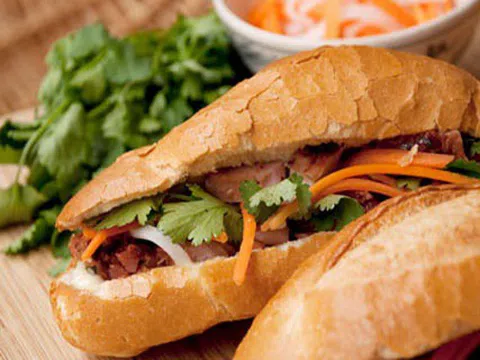 Quảng Nam: 51 người ngộ độc sau khi ăn bánh mì