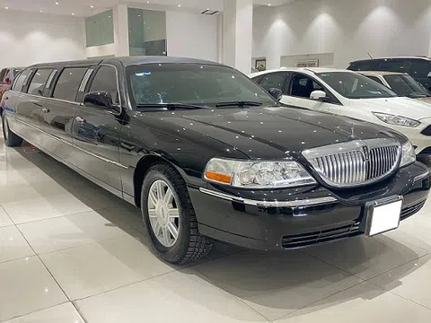 "Soi" hàng hiếm Lincoln Town Car hơn 2,6 tỷ tại Việt Nam