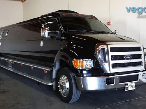 Siêu Ford F-650 Batman Limousine cho “Người Dơi thích tiệc tùng“