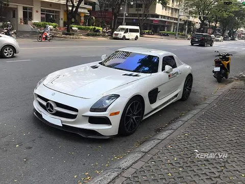 Ngắm siêu phẩm Mercedes-AMG SLS hàng hiếm lăn bánh ở Sài Gòn