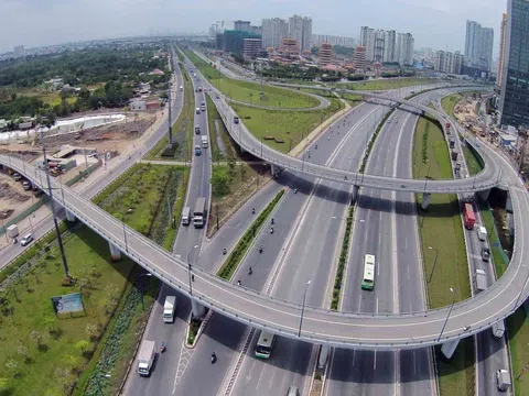 Phá băng địa ốc: Hạ tầng chỉ là 'đòn bẩy', hạ giá mới là 'chìa khóa'