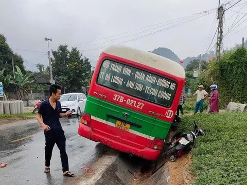 Xe buýt tông bé gái lớp 5 trên đường đi học tử vong