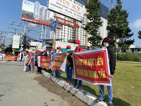 Hàng trăm khách hàng Dự án Roxana Plaza căng băng rôn đòi bàn giao căn hộ