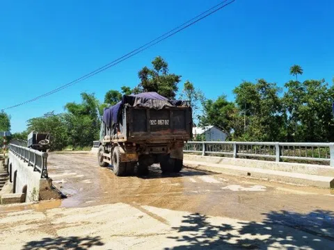 Phú Ninh: Xe chở đất uy hiếp công trình thủy lợi, phá đường dân sinh