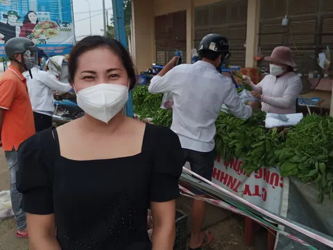 Đồng Nai: Chân dung nữ doanh nhân phát tiền hỗ trợ đồng bào trên đường về quê vì dịch bệnh Covid -19