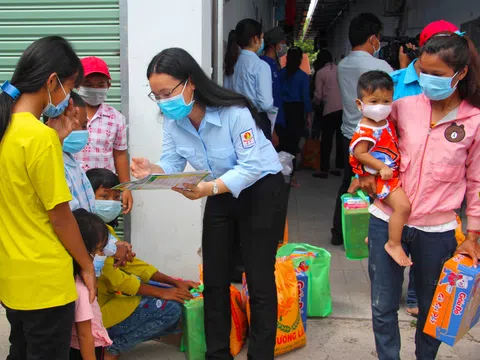 Vui hè an toàn trong mùa dịch, trẻ em Bình Phước đón hàng trăm phần quà thiết thực