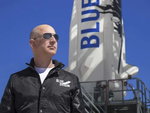 Người giàu nhất thế giới Jeff Bezos bay lên không gian