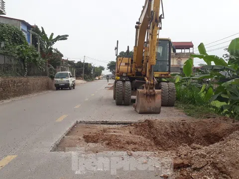 Đường 16 tỷ đồng vừa cải tạo nát bươm: 'Do người dân... đổ nước ra đường'