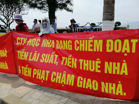 Cư dân căng băng rôn phản ánh CĐT Hoàng Quân trước UBND tỉnh Khánh Hòa