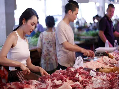 Giá thịt lợn bị "thổi" lên gần 300.000 đồng/kg, người dân "sợ", tiểu thương "khóc ròng"