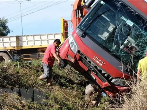 Xe khách Thành Bưởi lật trên cao tốc đi Đà Lạt, 20 người hoảng loạn